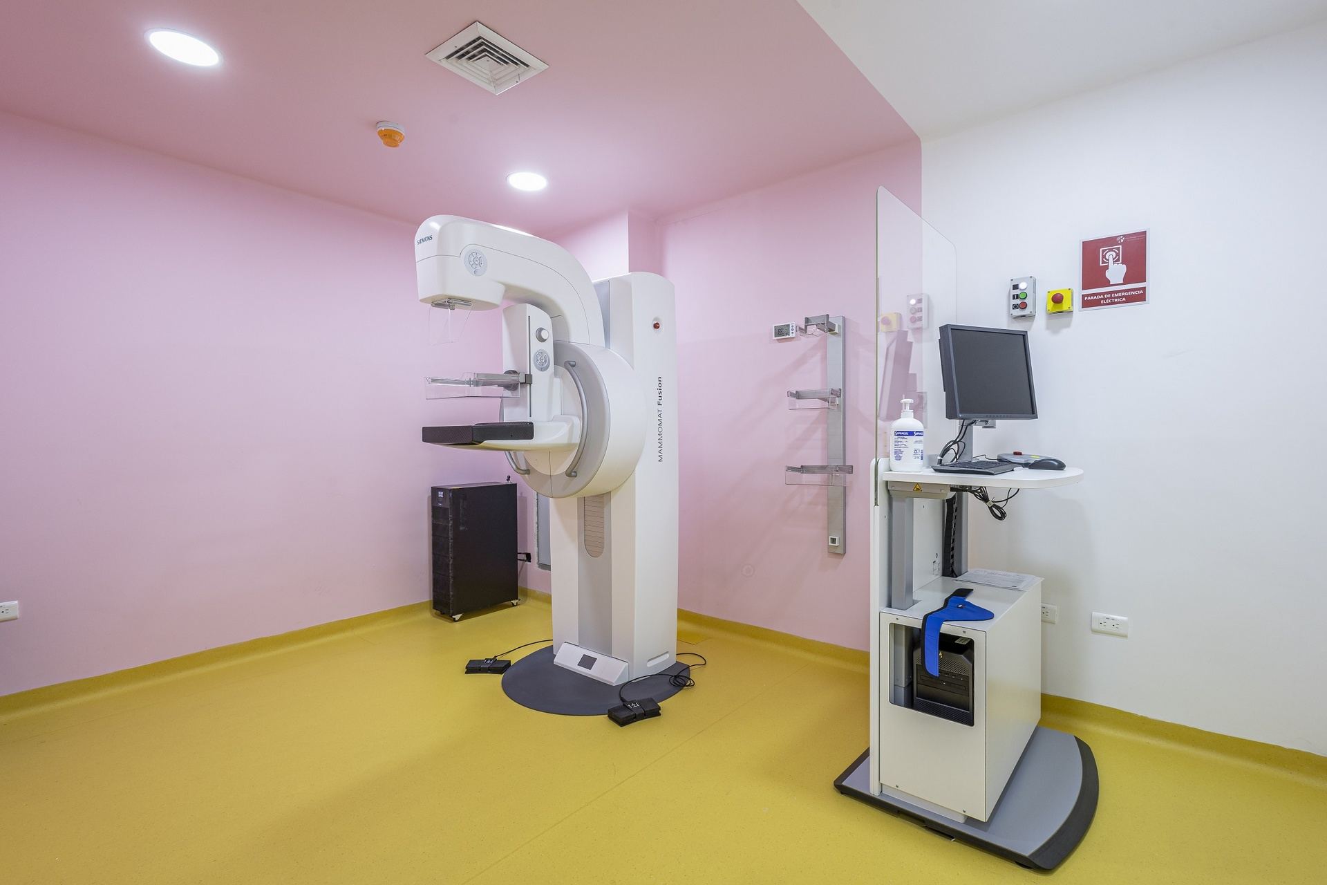 Sala de tratamiento del Centro Radio Oncológico del Caribe